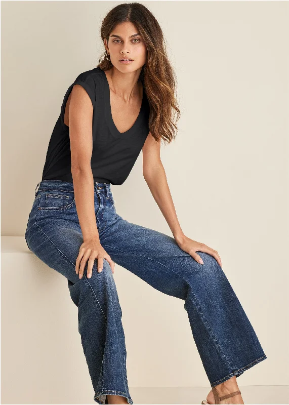Minimalist Fashion Scoop Neck Tee - Black